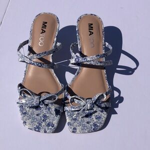 NWT Violet & White Crisscross Straps with Bow Memory Foam and Kitten Heel SZ: 8